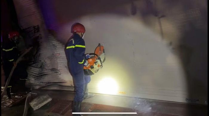 Cảnh sát phải cắt cửa cuốn để giải cứu nạn nhân.