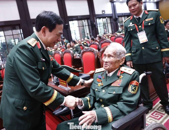  Đại tướng Phan Văn Giang, Phó Thủ tướng Chính phủ, Bộ trưởng Bộ Quốc phòng, và Trung tướng Nguyễn Quốc Thước - Anh hùng Lực lượng vũ trang nhân dân, nguyên Tư lệnh Quân khu 4, dự đại hội. (Ảnh: Như Ý) 