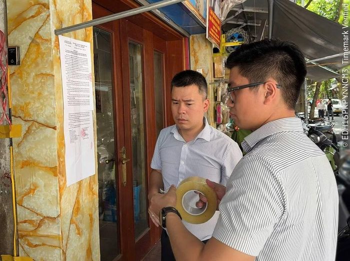Cơ quan chức năng phường Hoàn Kiếm dán thông báo tại số nhà 31 Lãn Ông.