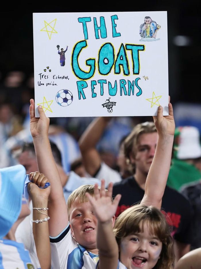Một tấm poster khác thu hút nhiều sự chú ý với dòng chữ “The GOAT Returns” (GOAT trở lại). Thông điệp thể hiện niềm tin của người hâm mộ rằng Messi vẫn là biểu tượng lớn nhất của bóng đá thế giới và tiếp tục tạo nên những chương mới trong sự nghiệp.
