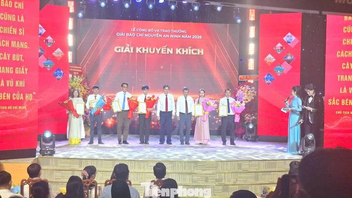 Tác giả Nguyễn Hữu Huy (ngoài cùng bên phải) nhận giải khuyến khích ở thể loại báo điện tử với tác phẩm “Quyết liệt ngăn chặn buôn lậu ở nơi phên dậu Tổ quốc”. Ảnh: Trọng Thịnh