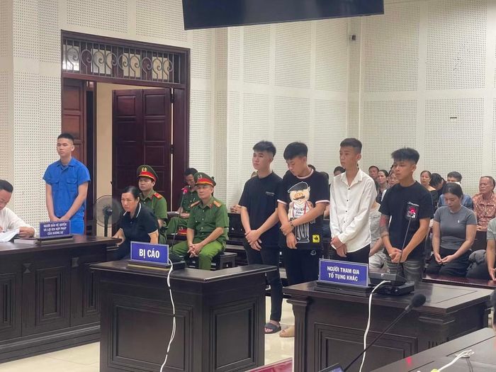 Các bị cáo tại phiên xét xử sơ thẩm.