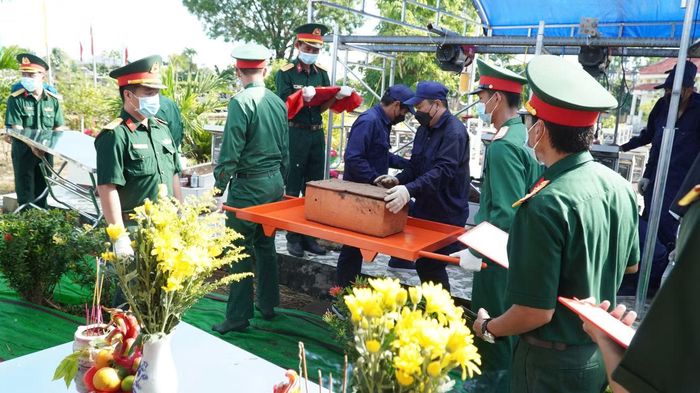 “Dù gặp nhiều khó khăn, cán bộ, chiến sĩ luôn nêu cao tinh thần trách nhiệm, thực hiện nhiệm vụ với mong muốn sớm xác định được danh tính các liệt sĩ, góp phần vơi bớt nỗi đau, sự mong mỏi của thân nhân và gia đình”, Đại tá Luật chia sẻ.