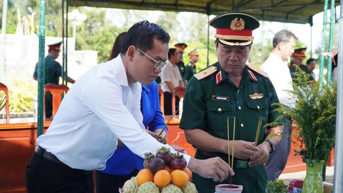 “Mục tiêu bảo đảm quá trình lấy mẫu được thực hiện đúng quy định, trang trọng, thể hiện sự tri ân và tôn kính đối với các liệt sĩ chưa xác định được danh tính”, Thượng úy Phú nói.