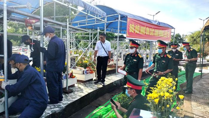 Để bảo đảm tính chính xác, quy trình lấy mẫu được thực hiện nghiêm ngặt qua 8 bước. Mỗi phần mộ được xử lý độc lập, từ khâu xác định vị trí, đối chiếu thông tin, lấy mẫu đến hoàn trả nguyên trạng. Cán bộ phụ trách số hóa phải theo dõi xuyên suốt toàn bộ quy trình nhằm tránh xảy ra nhầm lẫn hoặc sai sót.