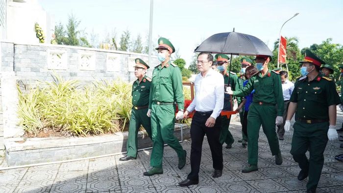 Đại tá Lê Quang Luật - Phó Chính ủy Bộ Chỉ huy Quân sự tỉnh Cà Mau, cho biết, trong ngày đầu tiên lực lượng chức năng dự kiến lấy từ 20 - 25 mẫu hài cốt để rút kinh nghiệm, sau đó triển khai đồng loạt đối với 263 phần mộ chưa có thông tin tại Nghĩa trang Liệt sĩ Trần Văn Thời.