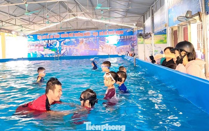 Tại phường Thái Hòa, lớp dạy bơi hè 2026 cho trẻ cũng được tổ chức để giúp các em thiếu nhi biết bơi, phòng tránh các tai nạn thương tích vì đuối nước.