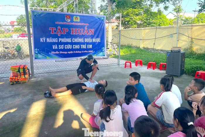 Tại xã Thuần Trung, Đoàn xã phối hợp với Công an xã tổ chức tập huấn phòng chống đuối nước, hướng dẫn kỹ năng sơ cứu ban đầu cho trẻ em khi gặp sự cố dưới nước.