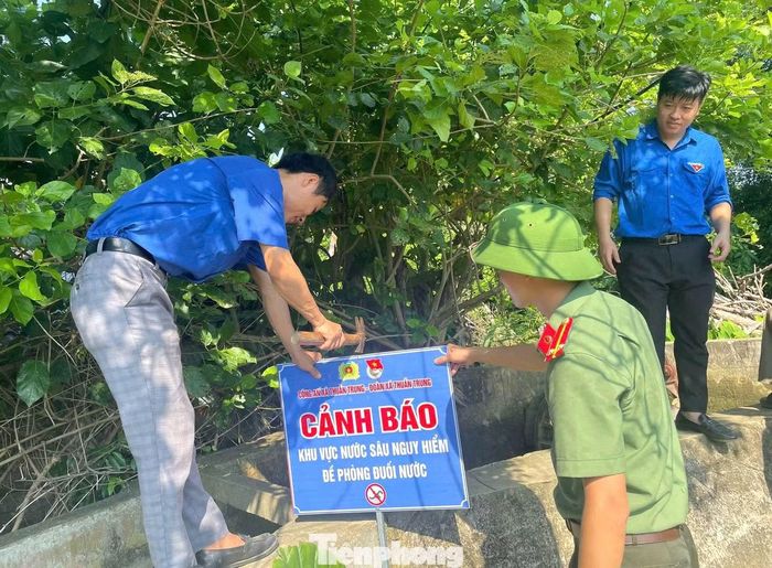 Đồng thời, các đơn vị tiến hành khảo sát và cắm biển cảnh báo tại những khu vực nước sâu, tiềm ẩn nguy cơ mất an toàn nhằm phòng ngừa tai nạn từ sớm.