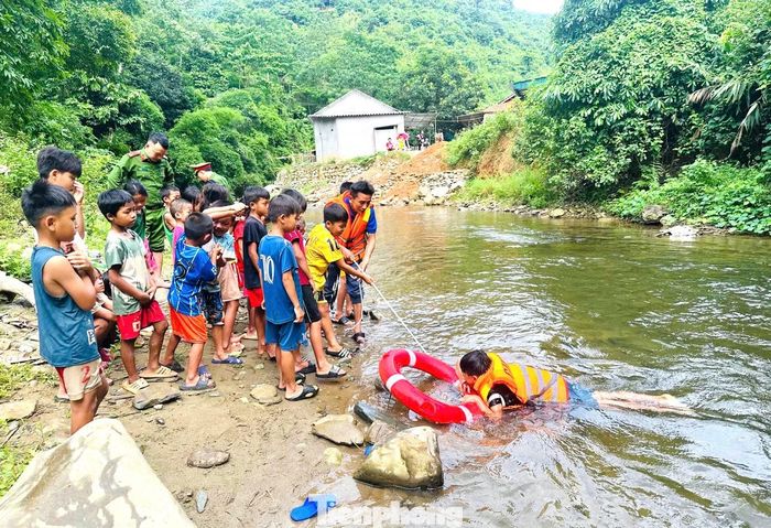  Việc trang bị kỹ năng bơi lội và kiến thức phòng chống đuối nước cho thiếu nhi không chỉ giúp các em bảo vệ bản thân mà còn góp phần giảm thiểu những vụ tai nạn thương tâm thường xảy ra trong dịp nghỉ hè. Đây cũng là một trong những hoạt động thiết thực thể hiện vai trò đồng hành của tổ chức Đoàn trong công tác chăm sóc, giáo dục và bảo vệ thiếu niên, nhi đồng. 