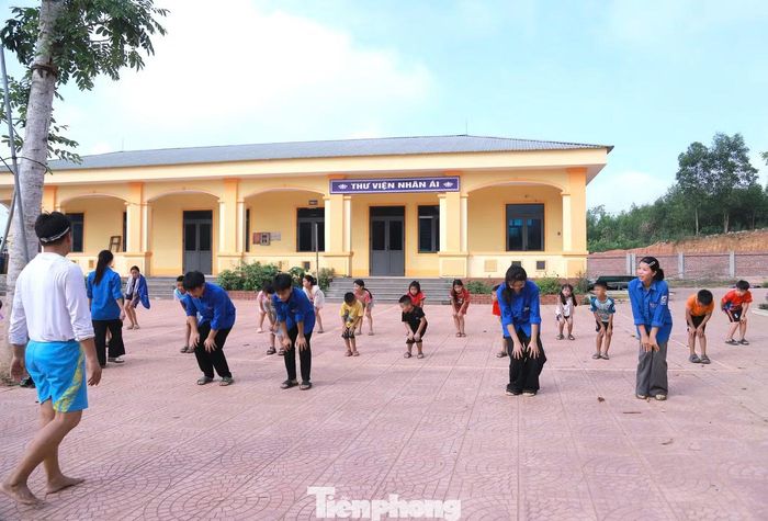  Tại xã Vân Du, Đoàn Thanh niên phối hợp Công an xã tổ chức khai giảng lớp dạy bơi, rèn luyện kỹ năng phòng chống đuối nước cho thiếu nhi trên địa bàn. 