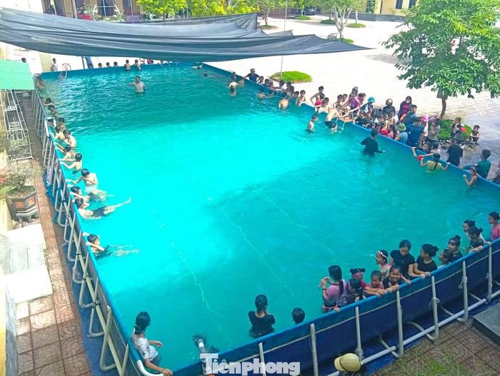 Những lớp học bơi, buổi tập huấn kỹ năng hay áo phao được trao tận tay các em, mang ý nghĩa thiết thực. Qua đó, thể hiện vai trò xung kích của tuổi trẻ Nghệ An trong công tác chăm sóc, giáo dục và bảo vệ thiếu nhi, góp phần xây dựng môi trường sinh hoạt hè an toàn, lành mạnh để trẻ em được vui chơi, trải nghiệm và phát triển toàn diện.