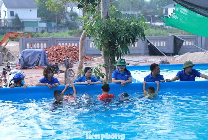 Thông qua lớp học, các em được trang bị kiến thức cơ bản về bơi lội, kỹ năng xử lý tình huống khi gặp sự cố dưới nước cũng như các biện pháp bảo đảm an toàn khi vui chơi tại ao, hồ, sông suối. Đồng thời, đây cũng là sân chơi bổ ích giúp các em rèn luyện sức khỏe, nâng cao thể chất và kỹ năng sống.