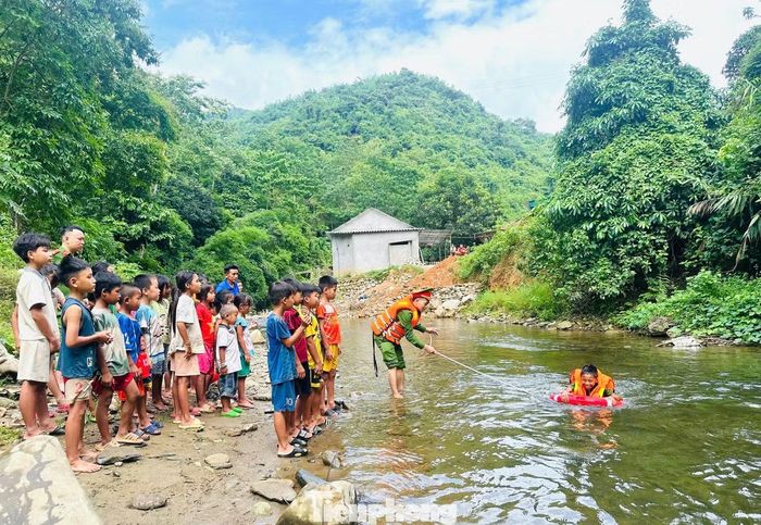  Không chỉ tuyên truyền lý thuyết, các chiến sĩ công an và cán bộ Đoàn đã trực tiếp đưa các em ra suối để nhận diện những nguy cơ tiềm ẩn dưới dòng nước. Tại đây, thiếu nhi được hướng dẫn cách quan sát địa hình, nhận biết vùng nước sâu, dòng chảy nguy hiểm và những tình huống có thể dẫn đến tai nạn đuối nước. 