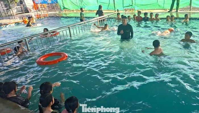 Lớp học thu hút đông đảo phụ huynh và học sinh tham gia. Ngoài việc hướng dẫn các kỹ năng bơi cơ bản, chương trình còn giúp các em nhận biết những nguy hiểm tiềm ẩn trong môi trường nước, cách xử lý và kỹ năng tự bảo vệ bản thân.