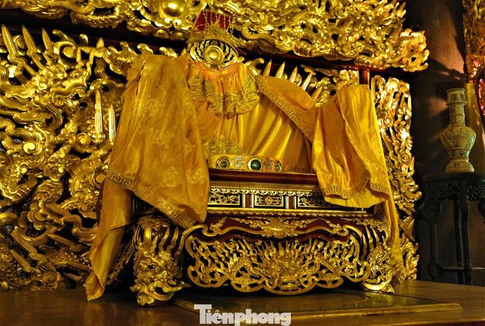 Phía bên ngoài cung cấm còn có ngai vua được chạm trổ tinh xảo, dát vàng óng ánh.