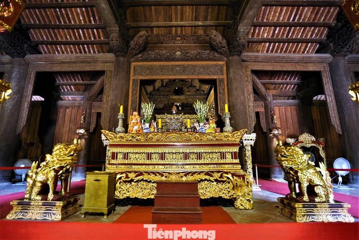 Từ các vật dụng đến linh vật đều được phủ vàng lên bề mặt tạo nên công trình độc đáo nhất ở xứ Thanh.