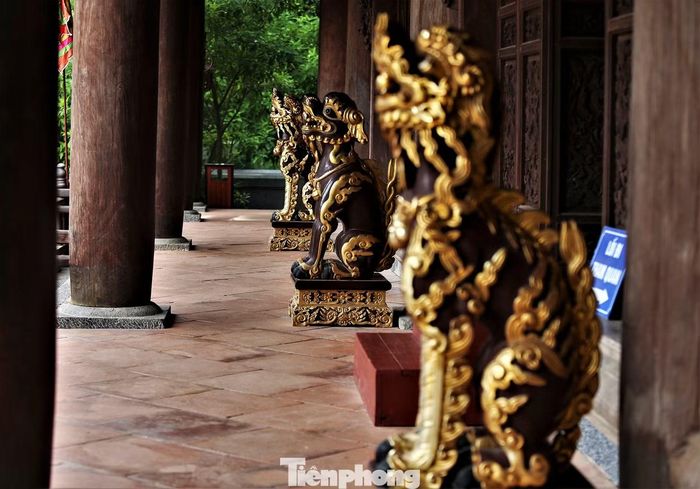 Không chỉ đồ thờ, long sàng và ngai vua, nhiều linh vật ở bên ngoài và bên trong chính điện cũng được dát vàng.