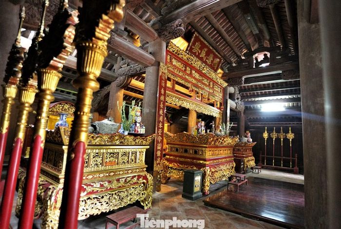 Điểm nhấn đặc biệt của công trình là lớp dát vàng tinh xảo trên các chi tiết như cột, kèo, trần, tường và các vật dụng thờ cúng.