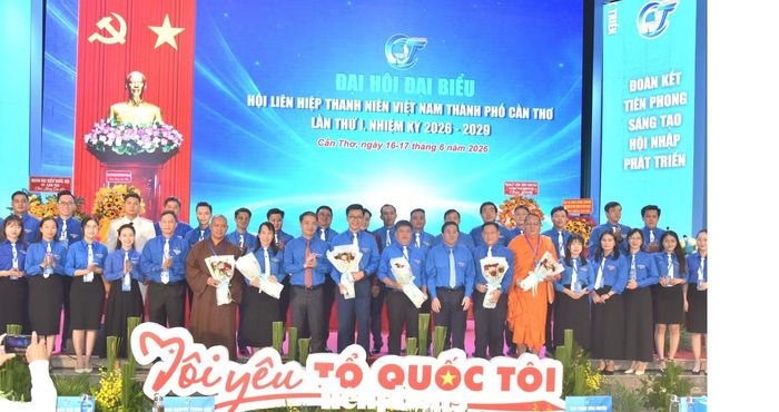 Ủy ban Hội LHTN Việt Nam TP. Cần Thơ khóa mới ra mắt đại hội.