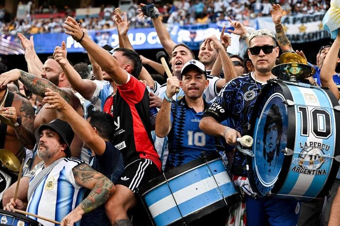 Các nhóm cổ động viên cuồng nhiệt mang theo trống, kèn và cờ lớn để tiếp lửa cho Argentina. Nhạc công trên khán đài liên tục tạo nhiệt bằng các bài hát truyền thống, góp phần biến trận đấu với Algeria thành ngày hội bóng đá của người Argentina tại Mỹ.