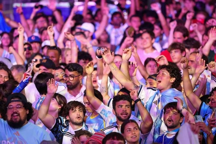 Tại khu vực FIFA Fan Festival ở Kansas City, Mỹ, hàng nghìn cổ động viên Argentina vỡ òa khi Lionel Messi ghi bàn. Những tiếng reo hò vang lên không ngớt, nhiều người nhảy múa, ôm chầm lấy nhau và giơ cao điện thoại ghi lại khoảnh khắc đặc biệt trong hành trình bảo vệ ngôi vương World Cup của đội tuyển Nam Mỹ.
