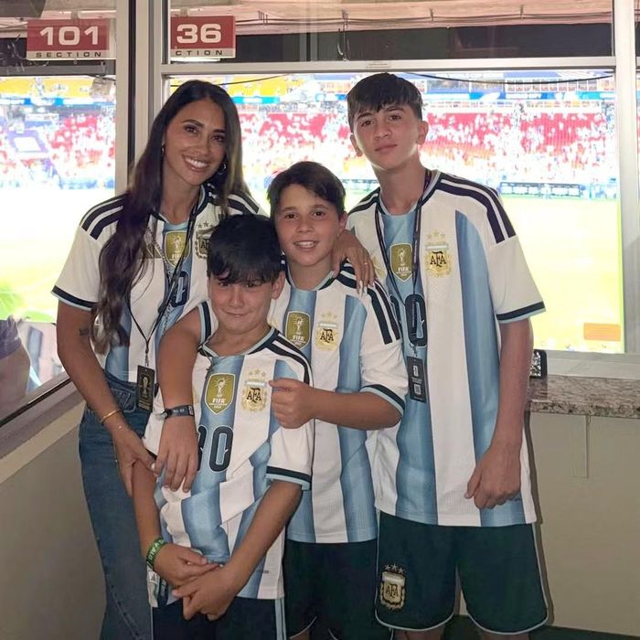 Trong khu vực khán đài VIP, gia đình Lionel Messi chăm chú theo dõi trận đấu của tuyển Argentina. Antonella Roccuzzo - vợ của cầu thủ - và con trai có mặt trên khán đài cổ vũ chồng. Mạng xã hội chia sẻ nhiều video cô vỡ òa sau cú hat-trick của chồng. "Cố lên Argentina. Luôn ở bên anh, Messi, anh thật tuyệt vời", cô viết trên trang cá nhân.