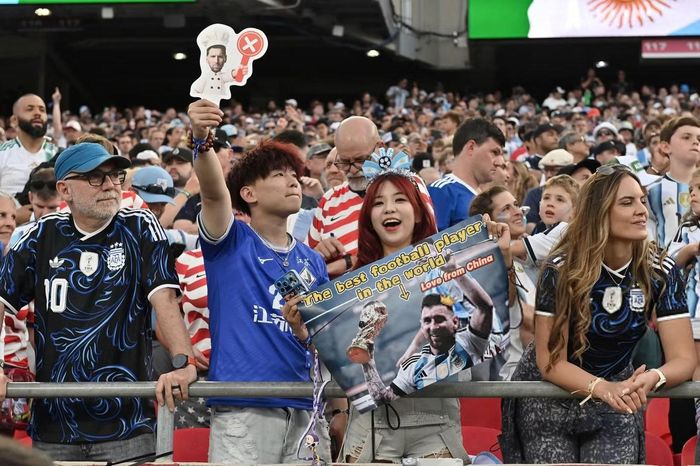 Sức hút của Lionel Messi vượt xa biên giới Argentina. Nhiều cổ động viên quốc tế mang theo biểu ngữ, áp phích và hình ảnh của siêu sao 39 tuổi thể hiện sự ngưỡng mộ. Bảng cổ động bằng nhiều ngôn ngữ xuất hiện khắp sân vận động trong ngày Argentina ra quân tại World Cup 2026.
