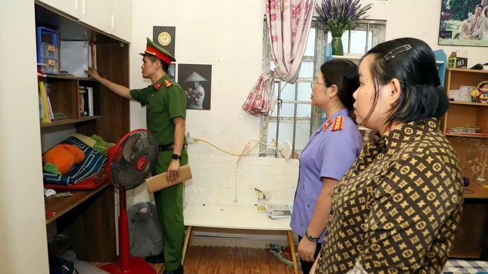 Cơ quan Cảnh sát điều tra thông báo lệnh và thi hành khám xét chỗ ở của đối tượng Nguyễn Phương Thảo. Ảnh: Công an cung cấp.