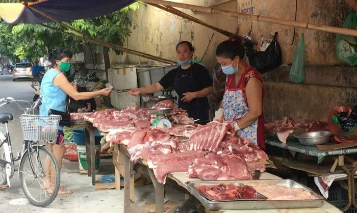 Giá thịt lợn vẫn neo ở mức cao.