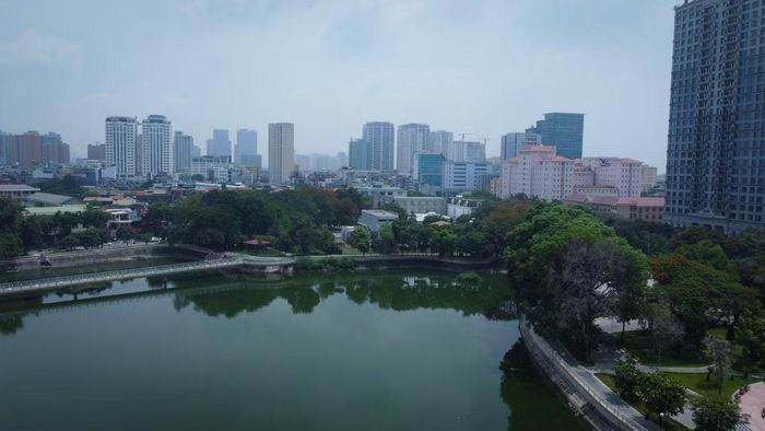 Ngay sau khi xảy ra sự việc, UBND phường Nghĩa Đô đã chỉ đạo Ban Quản lý dự án đầu tư - hạ tầng phối hợp cùng Xí nghiệp Thoát nước số 2 và đơn vị quản lý công viên xử lý hiện trường. Các lực lượng chức năng đã tiến hành vớt toàn bộ xác cá, vệ sinh mặt nước để ngăn chặn mùi hôi và ô nhiễm. Song song với việc thu gom, hệ thống sục khí đã được vận hành để tăng cường oxy hòa tan trong nước. Thời gian tới, các đơn vị chuyên môn sẽ giám sát chất lượng nước và điều tiết mực nước hồ duy trì ở ngưỡng hợp lý trong suốt quá trình thi công công trình chống ngập nhằm ngăn ngừa sự cố tái diễn.