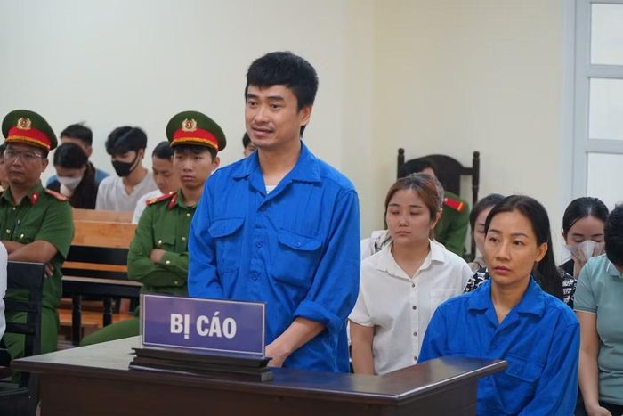 Bị cáo Phan Quốc Việt cùng các bị cáo khác tại phiên tòa.