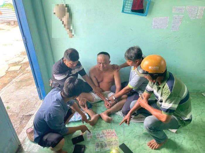 Công an bắt giữ Dương Công Nhạc tại một nhà trọ ở tỉnh Đồng Tháp