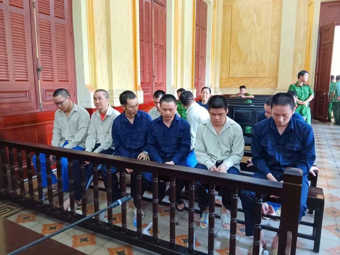 Các bị cáo tại phiên tòa ngày 17/6.