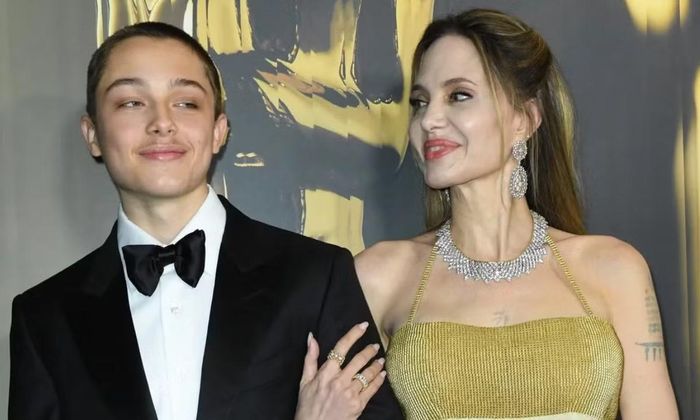 Con trai út của Jolie (trái) là người con thứ 5 từ bỏ họ của Brad Pitt.