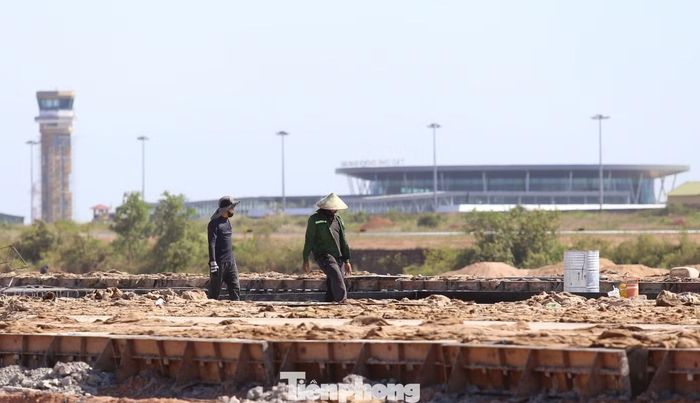 Sau hơn 9 tháng thi công, dự án đầu tư xây dựng đường cất hạ cánh số 2 và các công trình đồng bộ tại khu bay Cảng hàng không Phù Cát đang bước vào giai đoạn nước rút.