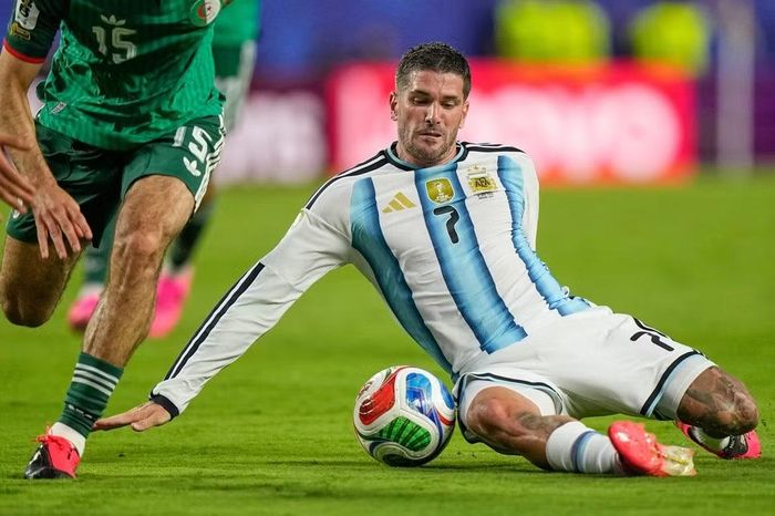 De Paul dọn dẹp tuyến giữa Algeria.