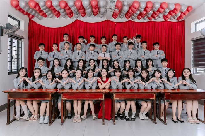 Tập thể lớp 9A5 Trường THCS Lê Văn Thiêm chụp ảnh kỷ yếu cùng giáo viên chủ nhiệm. (Ảnh NVCC)