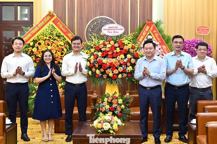 Bí thư thứ nhất T.Ư Đoàn Bùi Quang Huy tặng lẵng hoa chúc mừng Báo Nhân Dân dịp 21/6. Ảnh: Xuân Tùng
