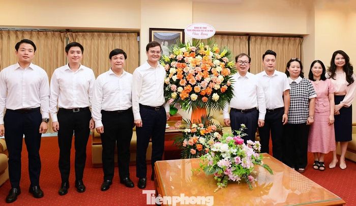 Bí thư thứ nhất T.Ư Đoàn Bùi Quang Huy tặng lẵng hoa chúc mừng Thông tấn xã Việt Nam dịp 21/6. Ảnh: Xuân Tùng