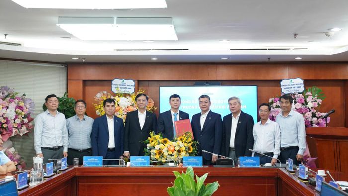 Các đại biểu chúc mừng Tân Viện trưởng Viện Dầu khí Nguyễn Văn Tư