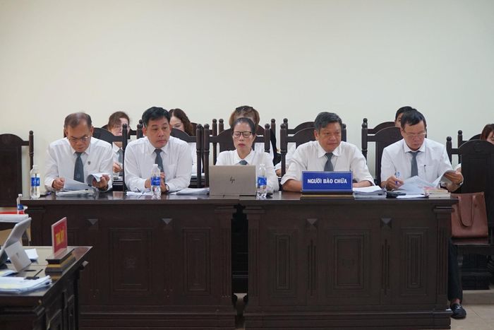 Các luật sư tham gia phiên tòa.