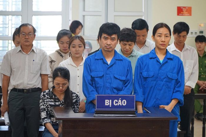 Các bị cáo có mặt tại phiên tòa sơ thẩm.
