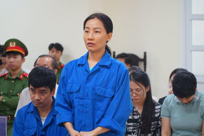 Bị cáo Trần Thị Nguyên Hằng trả lời HĐXX.