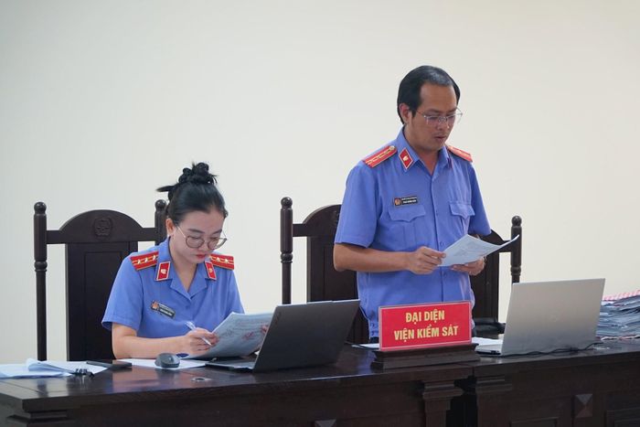 Đại diện VKSND tỉnh Đắk Lắk công bố cáo trạng vụ án.