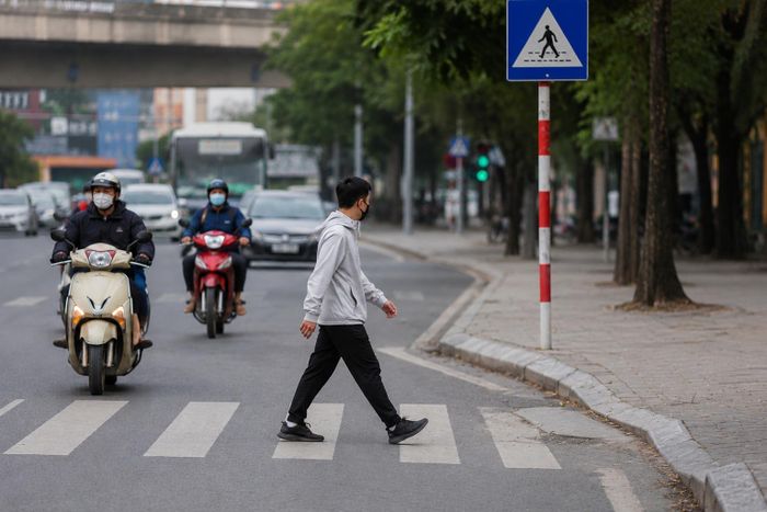 Người đi bộ cần ưu tiên sử dụng vạch kẻ đường, cầu vượt hoặc hầm chui khi sang đường. Đây là các vị trí được thiết kế để giảm xung đột giữa người đi bộ và phương tiện cơ giới.
