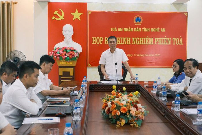 Đồng chí Phạm Hồng Trang, Phó Chánh án TAND tỉnh Nghệ An chủ trì họp rút kinh nghiệm sau xét xử