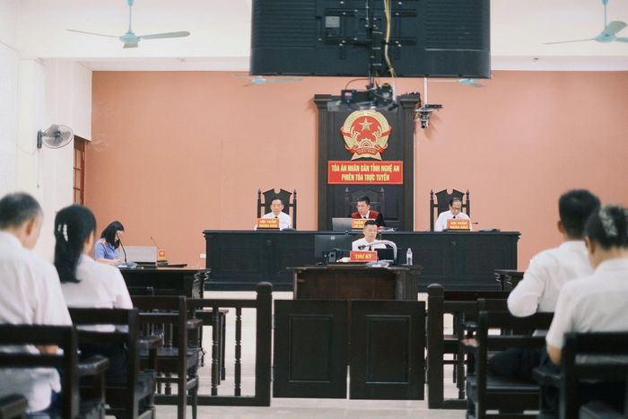 Xét xử trực tuyến vụ án sử dụng trái phép vũ khí quân dụng.