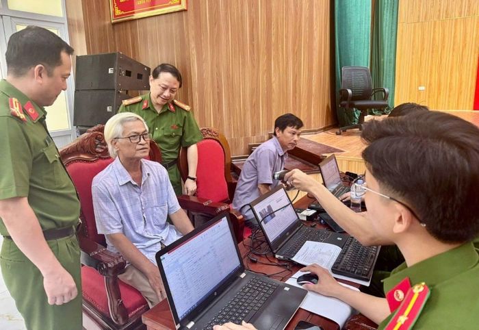 Thân nhân liệt sĩ được lấy mẫu ADN