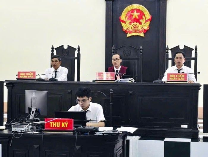 Hội đồng xét xử.